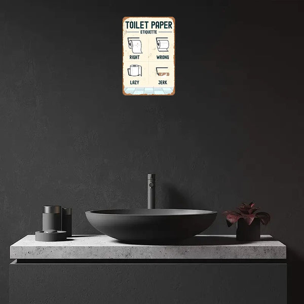 Señal de baño de metal vintage mostrando uso correcto e incorrecto de papel higiénico.