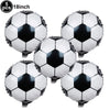 Fünf silberne und schwarze Fußballbälle für eine Fußball-Partydekoration