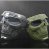 Masque de cosplay crâne, argent et vert lime, coupe-vent, affiché sur fond sombre.