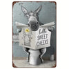 Vintage Metall-Badezimmerwandschild mit einer Zeichnung eines Eselkopfes und dem Text Hello Sweet Cheeks.
