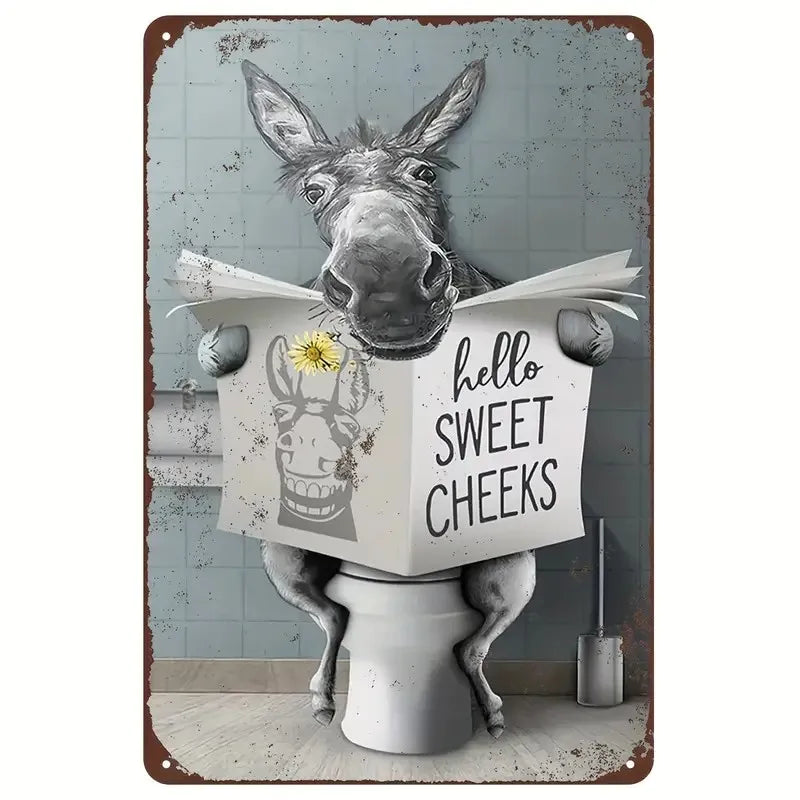 Vintage Metall-Badezimmerwandschild mit einer Zeichnung eines Eselkopfes und dem Text Hello Sweet Cheeks.