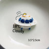 Une décoration de gâteau d'astronaute miniature avec des détails bleus et blancs est placée sur une assiette blanche.