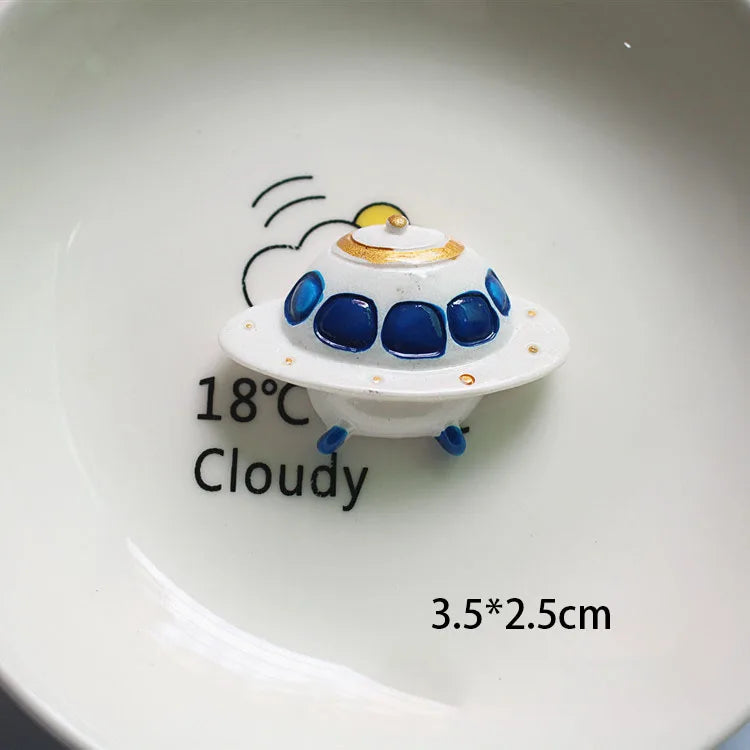 Une décoration de gâteau d'astronaute miniature avec des détails bleus et blancs est placée sur une assiette blanche.