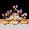Décor de cristaux d'améthyste et d'agate faits main avec des cristaux violets sur des branches d'or posés sur des bases de pi
