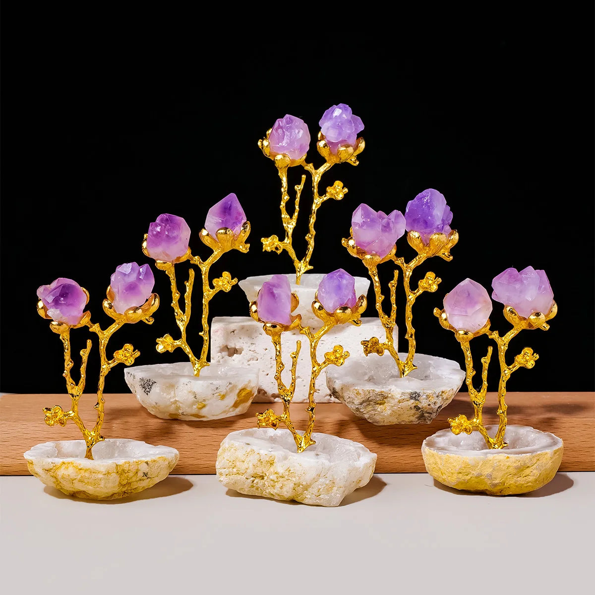 Décor de cristaux d'améthyste et d'agate faits main avec des cristaux violets sur des branches d'or posés sur des bases de pi