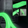 Ruban phosphorescent vert sur escaliers et objets, soulignant son usage pour la sécurité et la décoration.