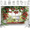 Fotobegrund mit Fenster, geschmückt mit üppigen grünen Ranken und reifen roten Erdbeeren für Veranstaltungen
