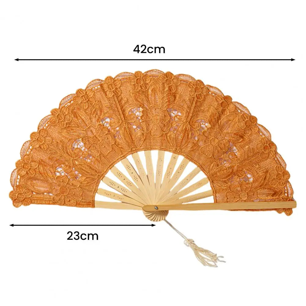 Un elegante abanico plegable de encaje naranja con marco de madera y borla.