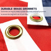 Grommet en laiton utilisé pour fixer un drapeau sur une bannière de tissu rouge.