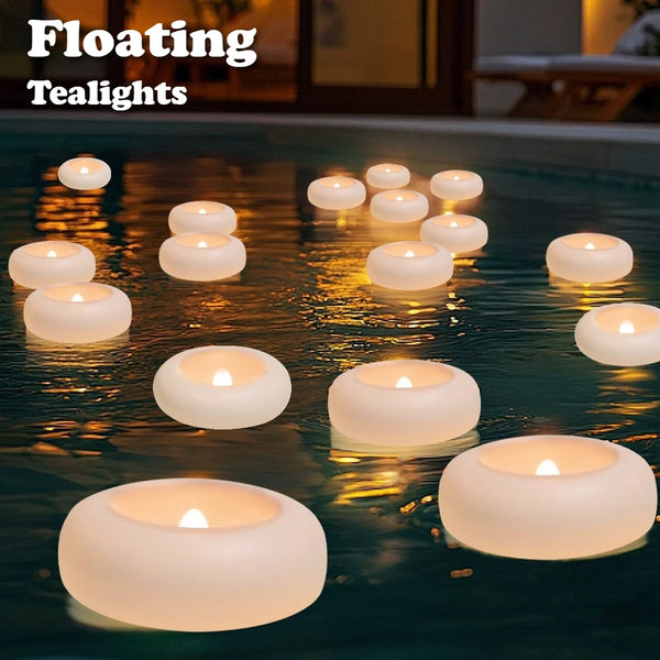 Collection de bougies flottantes blanches et bleues sur l'eau sombre.