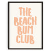 Gerahmtes Druck mit dem Text THE BEACH BUM CLUB in Korallfarbe auf cremefarigem Hintergrund.