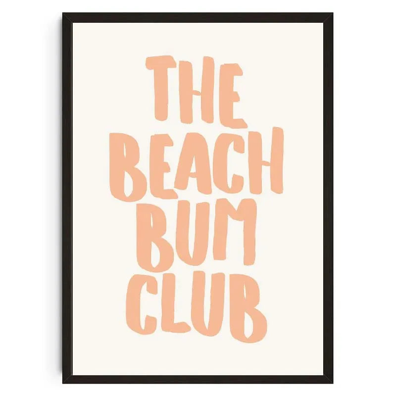 Gerahmtes Druck mit dem Text THE BEACH BUM CLUB in Korallfarbe auf cremefarigem Hintergrund.