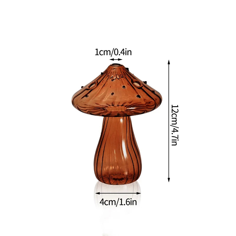 Vase décoratif en verre brun en forme de champignon avec chapeau et pied, sur fond blanc.