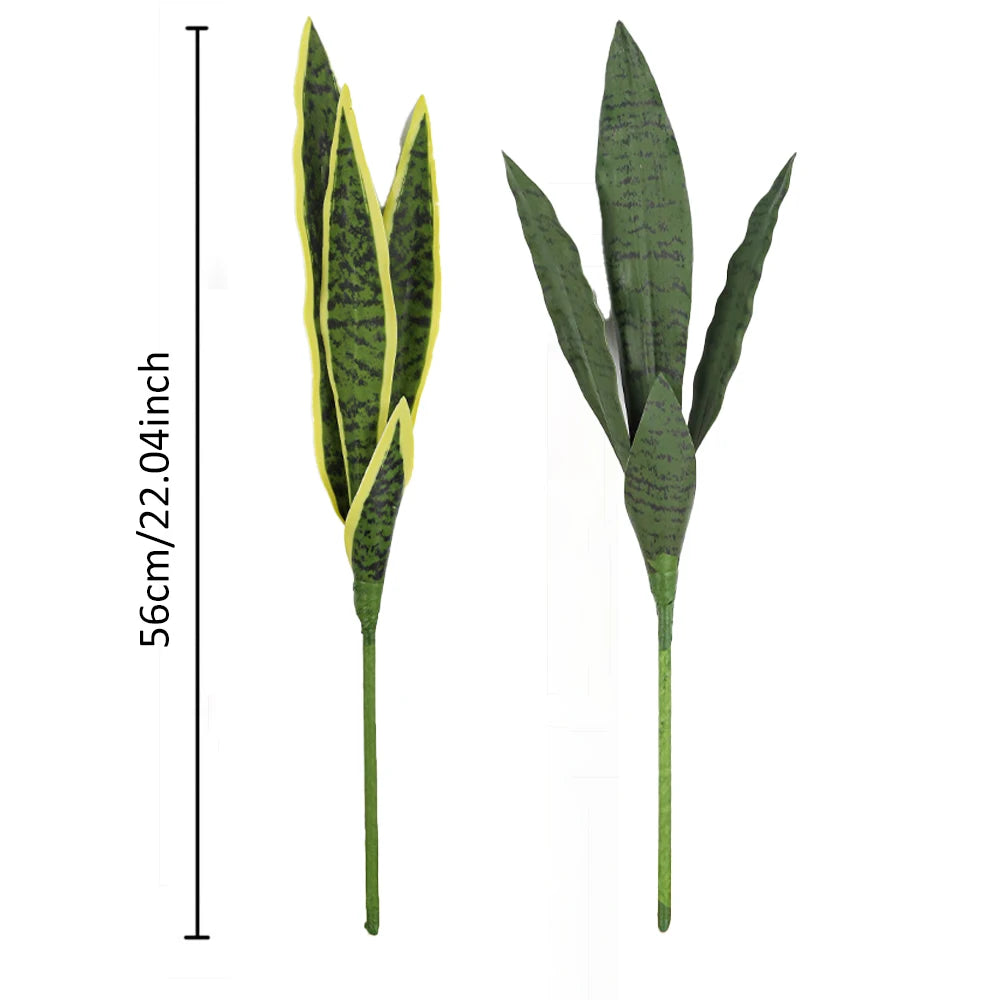 Una planta artificial de serpiente alta con hojas verde oscuro y bordes amarillos, mostrada verticalmente.