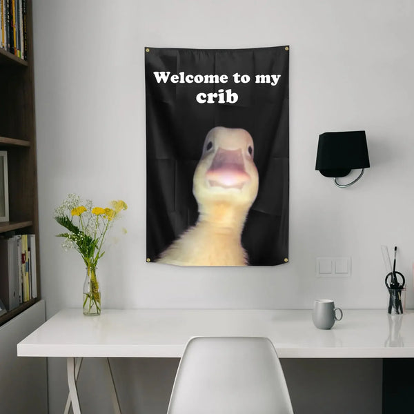 Un drapeau noir suspendu au mur avec du texte blanc disant "Welcome to my crib" et un visage d'animal jaune.