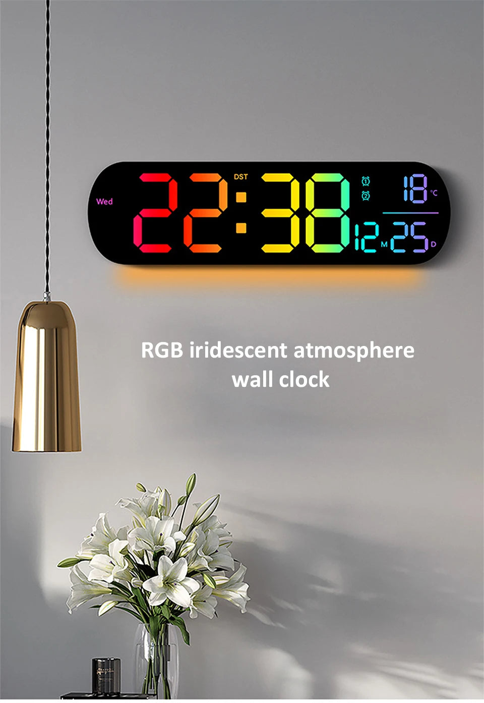 Reloj de pared digital iridiscente RGB mostrando 22:38 y 18°C en una pared gris.
