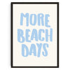 Gerahmtes Druck mit dem Text MORE BEACH DAYS in hellblauer Schrift auf weißem Hintergrund.