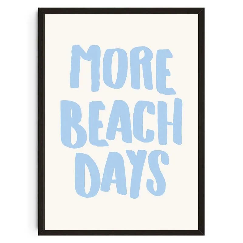 Gerahmtes Druck mit dem Text MORE BEACH DAYS in hellblauer Schrift auf weißem Hintergrund.