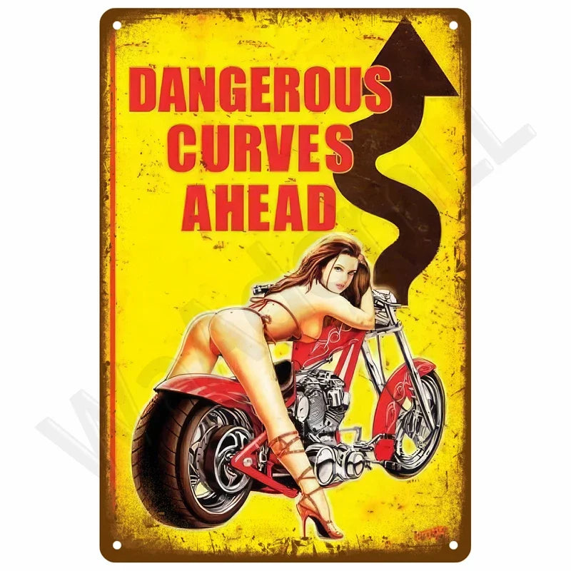 Vintage-Metallwandtafel mit Frau auf Motorrad, Text "DANGEROUS CURVES AHEAD" auf gelbem Hintergrund.