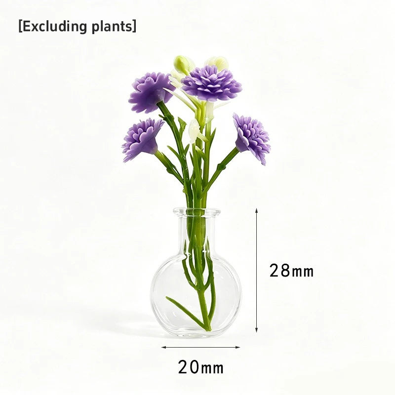 Ein Glasfläschchen mit lila Blumen, verwendet als magnetischer Kühlschrankmagnet.