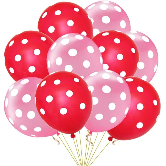 Un grupo de globos de látex rojos y rosas de lunares para decoración de fiesta.