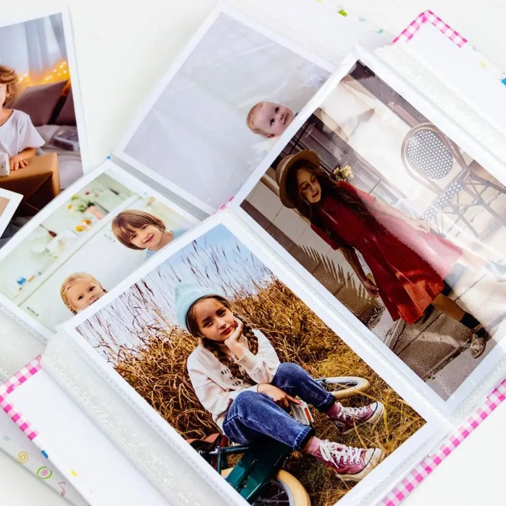 Offenes Leinenalbum mit Porträts von Kindern und einer Frau.
