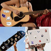 Eine Person spielt eine Akustikgitarre und hält einen Laptop mit Cartoon-Stickeraufklebern.