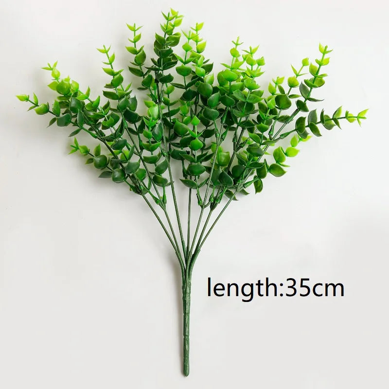 Branche d'feuilles d'eucalyptus artificielles vert vif sur une tige fine, mesurant 35 cm.