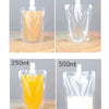 Un juego de bolsas reutilizables para beber de varios tamaños, mostrando diferentes líquidos como jugo de naranja y leche.