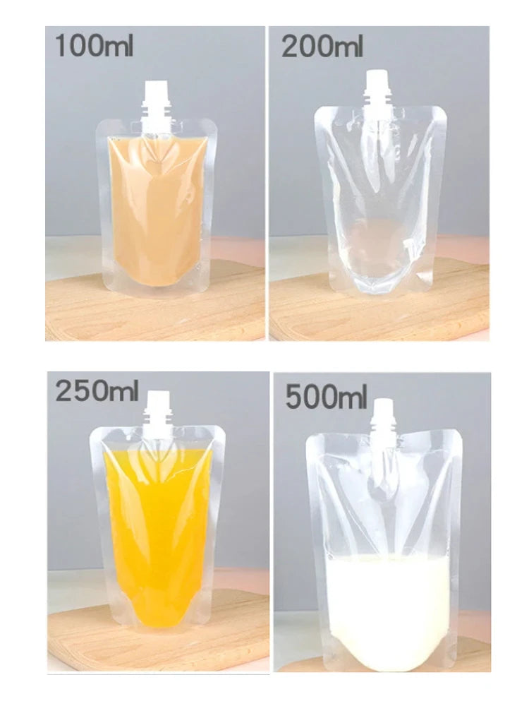 Un juego de bolsas reutilizables para beber de varios tamaños, mostrando diferentes líquidos como jugo de naranja y leche.