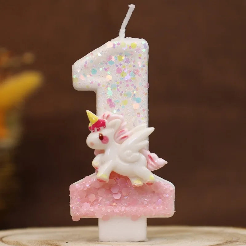 Vela de cumpleaños blanca con forma de número uno y una figura de unicornio rosa en la base.