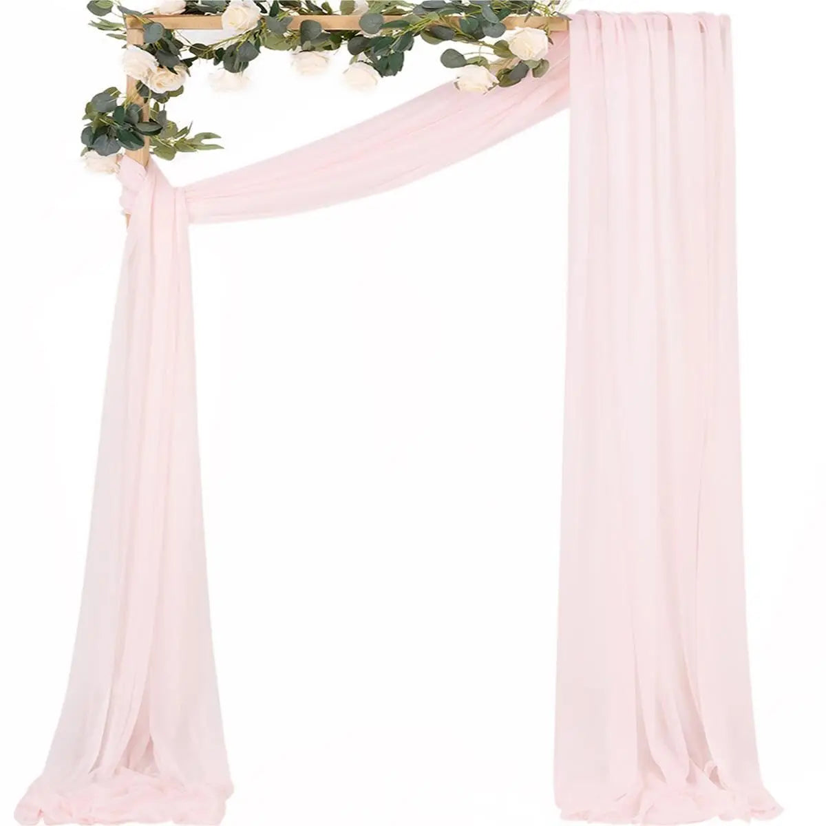 Tissu de mousseline rose drapé, utilisé comme toile de fond élégante pour un événement.