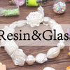 Colección de collares y cuentas de resina y vidrio con flores, criaturas marinas y cuentas coloridas para hacer joyería.