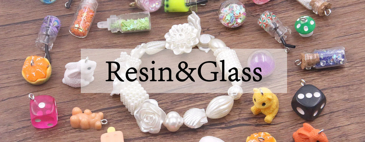 Colección de collares y cuentas de resina y vidrio con flores, criaturas marinas y cuentas coloridas para hacer joyería.