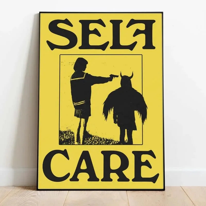 Vintage Druck in Schwarz und Gelb mit dem Spruch SELA CARE und einer Silhouette, die auf eine Hörner zeigt