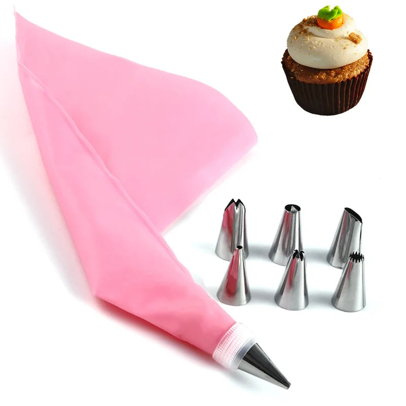 Un juego de boquillas para decorar pasteles de acero inoxidable y una bolsa de glaseado rosa con un cupcake decorado con fros