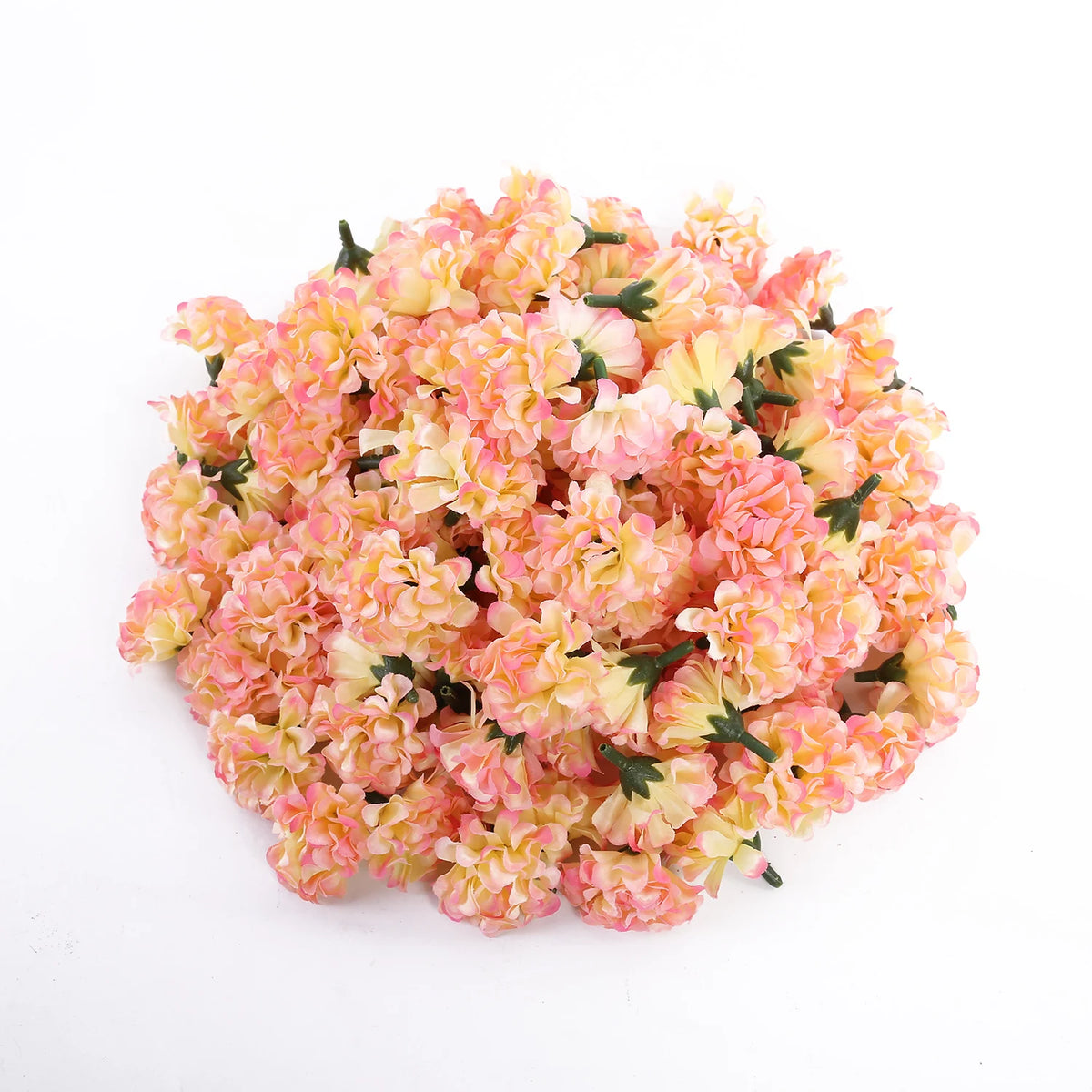 Un amas dense de mini-fleurs d'hydrangea artificielles roses et jaunes.