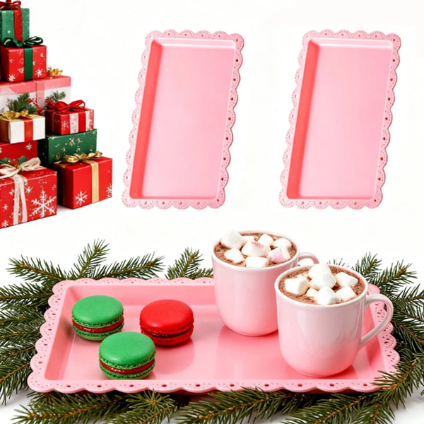 Estante de postres de tres niveles rosa con bandejas rectangulares y una taza de té rosa con crema batida
