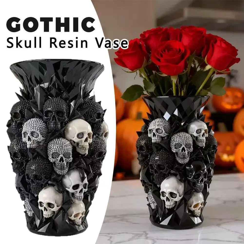 Un vase en résine noire rempli de crânes décoratifs et de roses rouges.