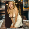 Jeune femme blonde en robe blanche posant pour un portrait de style vintage.