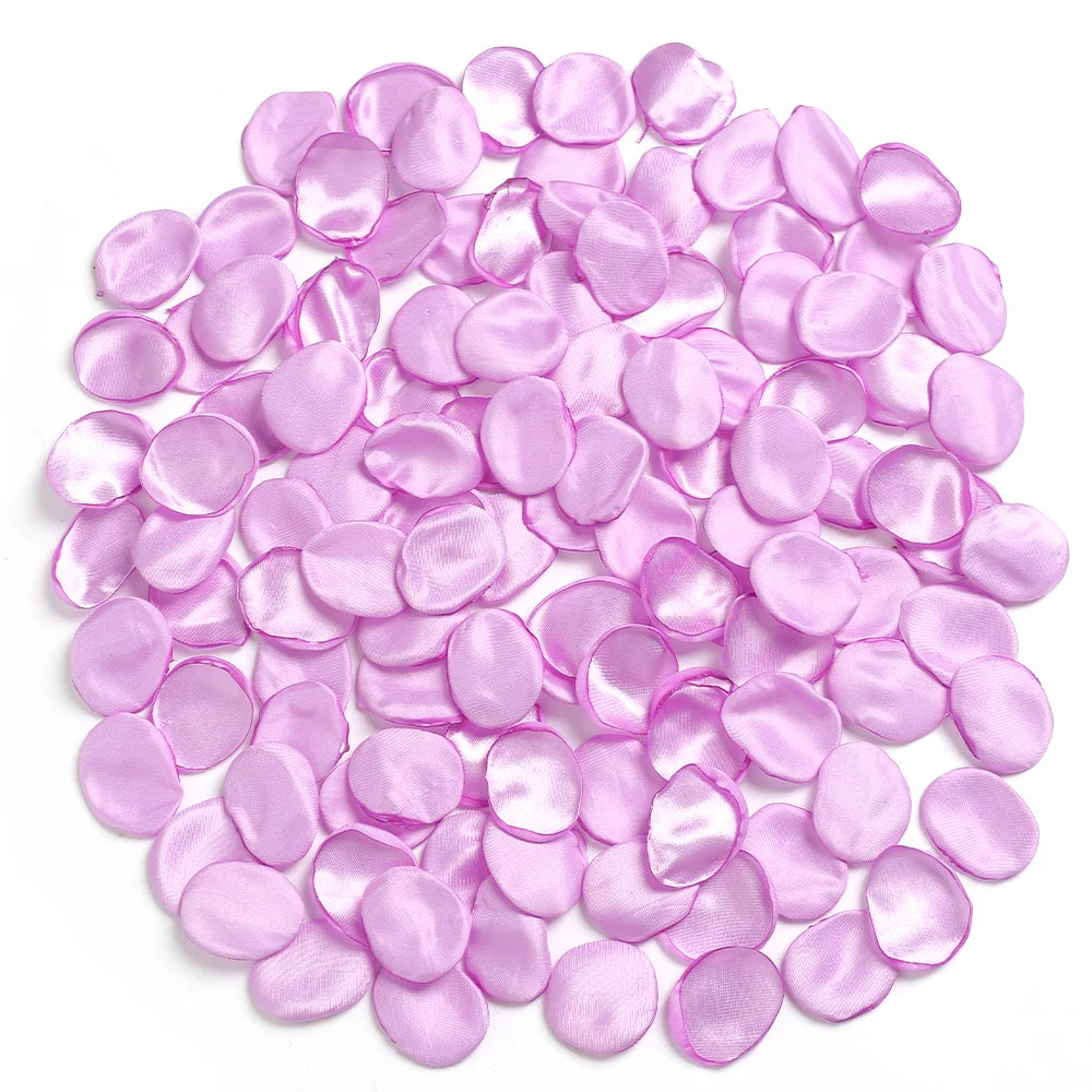 Pila de pétalos de flores artificiales de seda rosa para decoración del hogar y bodas.