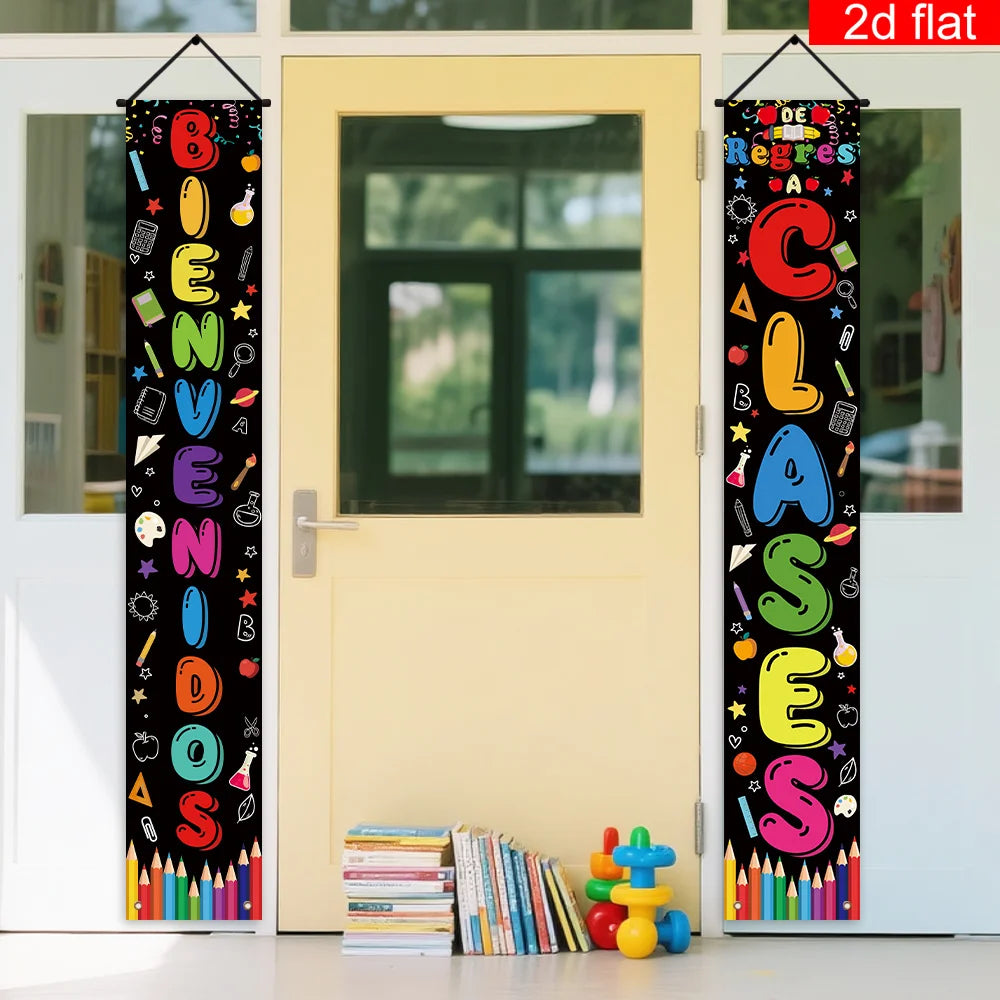 Vertikales Wandtuchbanner mit bunten Buchstaben 'BIENVENIDOS CLASES' hängt an einer hellgelben Tür.
