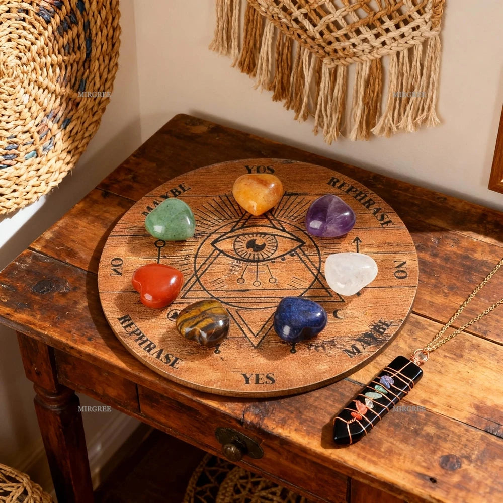 Un jeu de divination en bois avec diverses cristaux et un pendentif orné sur une table rustique.