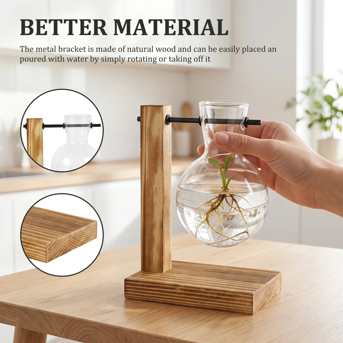 Une main place un vase en verre avec des racines dans un cache-pot en métal et bois sur une table.