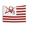 Drapeau rayé rouge et blanc avec un motif stylisé de la lettre A.