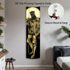 Vertisches Wandteppich mit goldfigurigem mittelalterlichem Standbild an einer weißen Wand