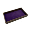 Une boîte de rangement pour bijoux rectangulaire en bois avec une finition brun foncé et un doublage en velours violet.