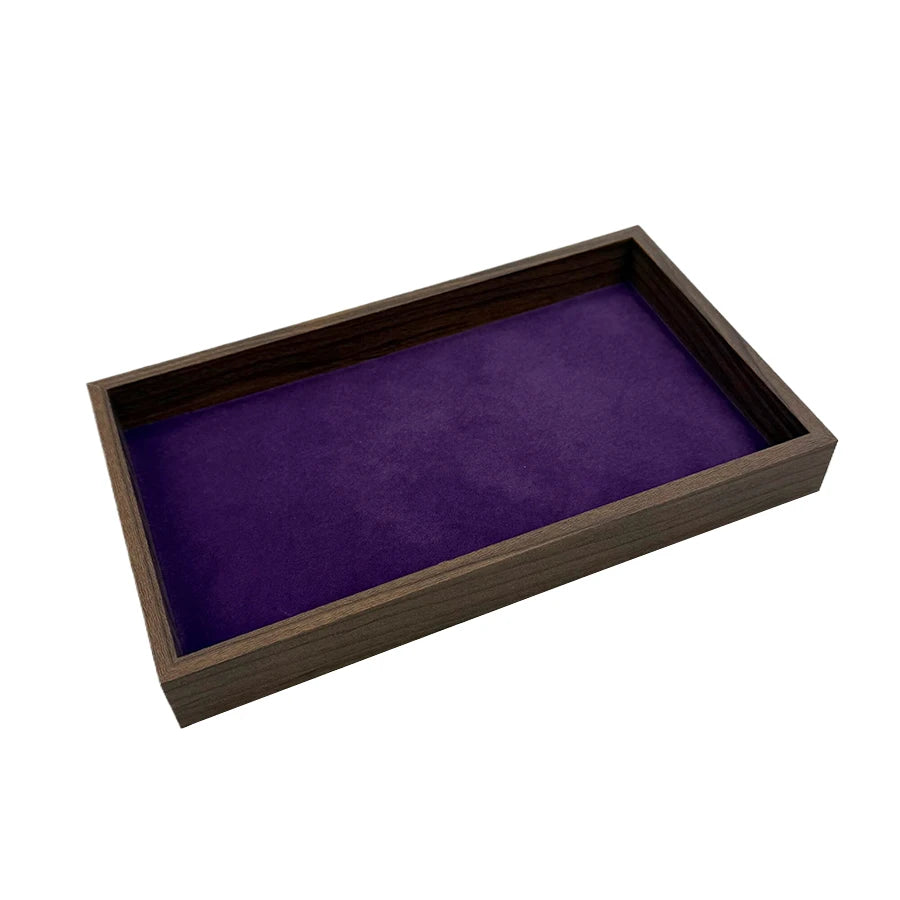 Une boîte de rangement pour bijoux rectangulaire en bois avec une finition brun foncé et un doublage en velours violet.