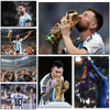 Collage de imágenes con Lionel Messi celebrando, sosteniendo un trofeo dorado y un retrato de cerca.