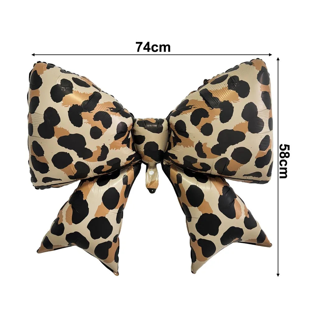 Bogenförmiger Folienvorhang mit Gepardmuster in Schwarz und Tan Spots.